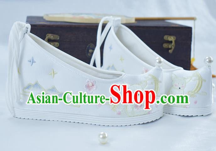 China Embroidered Shoes National Women Shoes Traditional White Cloth Shoes