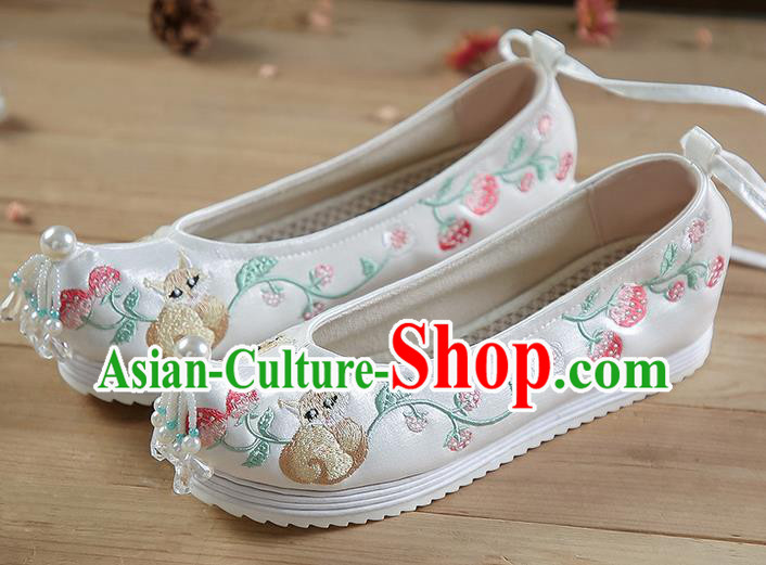 China Beads Tassel Shoes Hanfu Shoes Embroidered Strawberry Squirrel Shoes White Satin Shoes