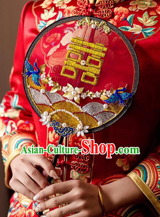 China Handmade Wedding Bride Blueing Birds Palace Fan Embroidered Circular Fan Traditional Xiuhe Suit Red Silk Fan