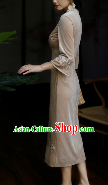 China Classical Embroidered Cheongsam Costume Traditional Young Lady Brown Velvet Qipao Dress