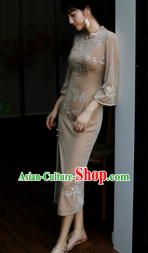 China Classical Embroidered Cheongsam Costume Traditional Young Lady Brown Velvet Qipao Dress