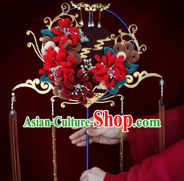 China Traditional Wedding Velvet Chrysanthemum Fan Handmade Golden Tassel Palace Fan Classical Bride Fan
