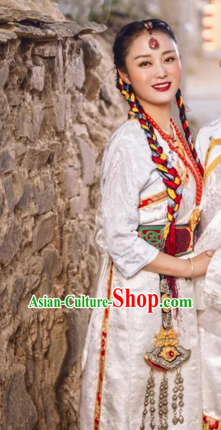 China Traditional Xizang Female White Brocade Tibetan Robe Zang Nationality Bride Performance Clothing