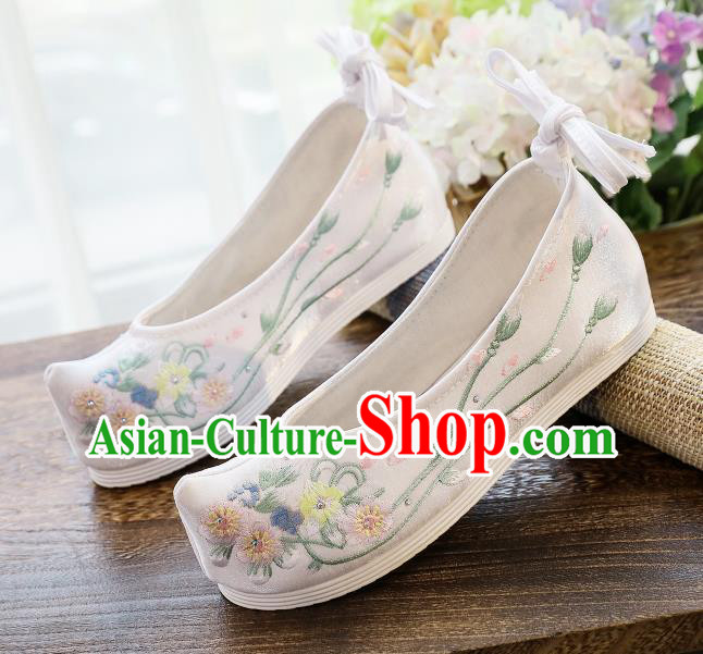 China Traditional Ming Dynasty Hanfu Shoes Handmade Princess Shoes National Embroidered Flowers White Cloth Shoes