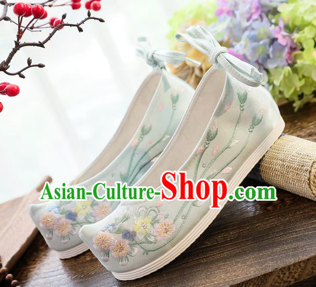 China National Embroidered Flowers Light Green Cloth Shoes Traditional Ming Dynasty Hanfu Shoes Handmade Princess Shoes