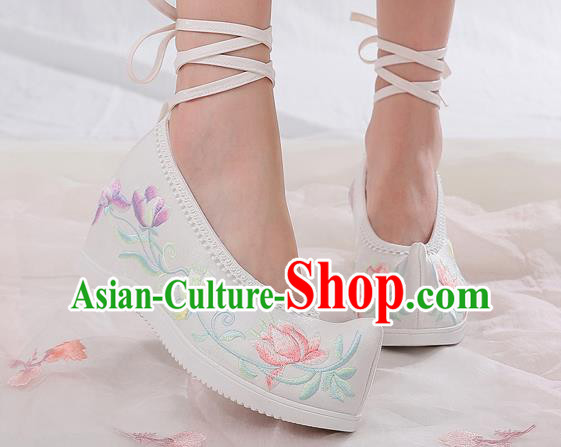 China Traditional Embroidered White Wedges Shoes National Woman Cloth Shoes