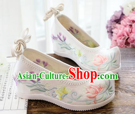 China Traditional Embroidered White Wedges Shoes National Woman Cloth Shoes