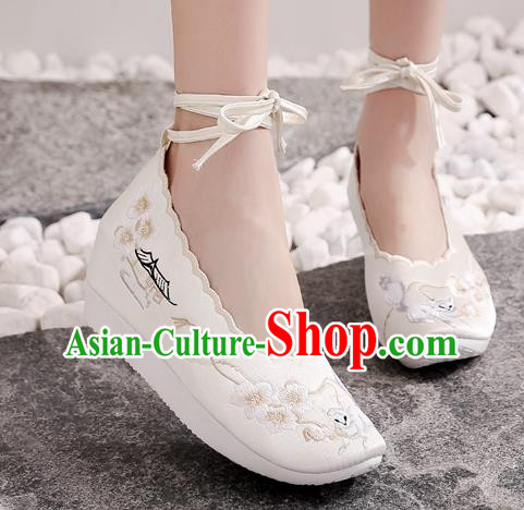 China Embroidered Plum Blossom Shoes National White Cloth Shoes Traditional Tang Dynasty Princess Shoes