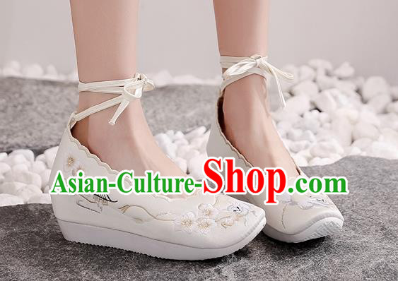China Embroidered Plum Blossom Shoes National White Cloth Shoes Traditional Tang Dynasty Princess Shoes