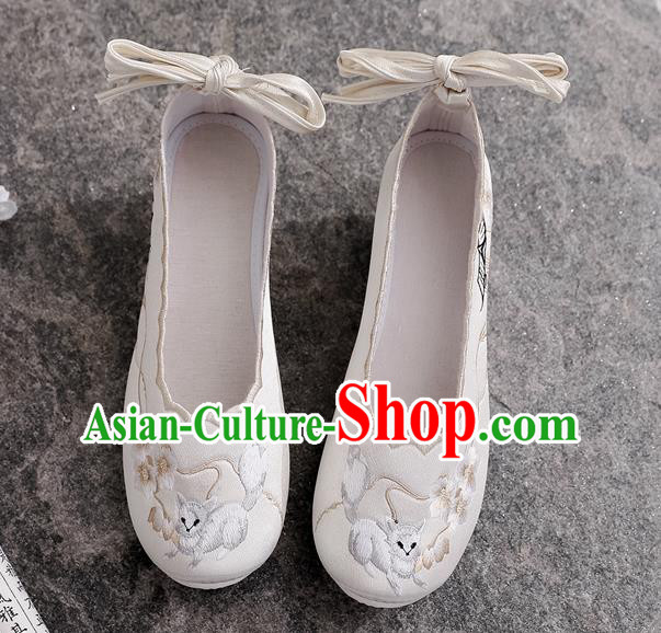 China Embroidered Plum Blossom Shoes National White Cloth Shoes Traditional Tang Dynasty Princess Shoes