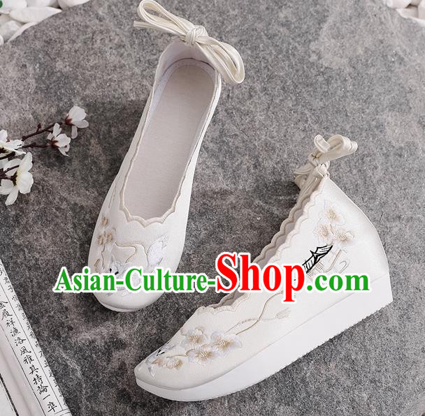 China Embroidered Plum Blossom Shoes National White Cloth Shoes Traditional Tang Dynasty Princess Shoes
