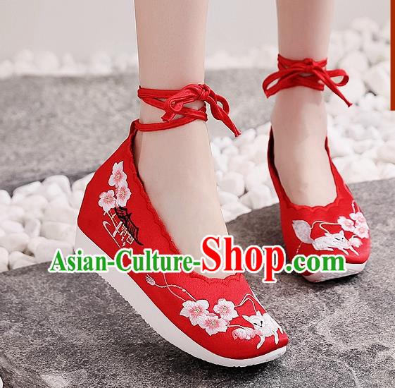 China Traditional Tang Dynasty Princess Shoes Embroidered Plum Blossom Shoes National Wedding Red Cloth Shoes