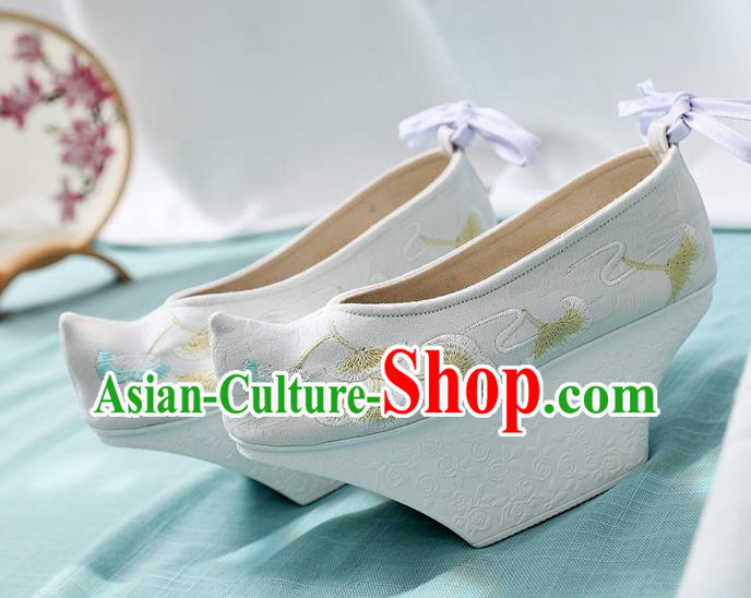 China Handmade Cloth Shoes Traditional Qing Dynasty Imperial Concubine Saucers Shoes Embroidered Ginkgo Leaf Shoes