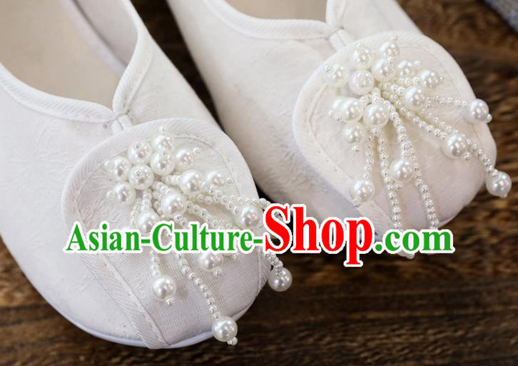 China Handmade Folk Dance Shoes National Pearls Tassel Shoes Traditional Jacquard White Cloth Shoes