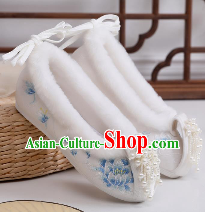 China Handmade Winter Pearls Tassel Shoes National Embroidered Epiphyllum Shoes Traditional Xiuhe Suit White Cloth Shoes