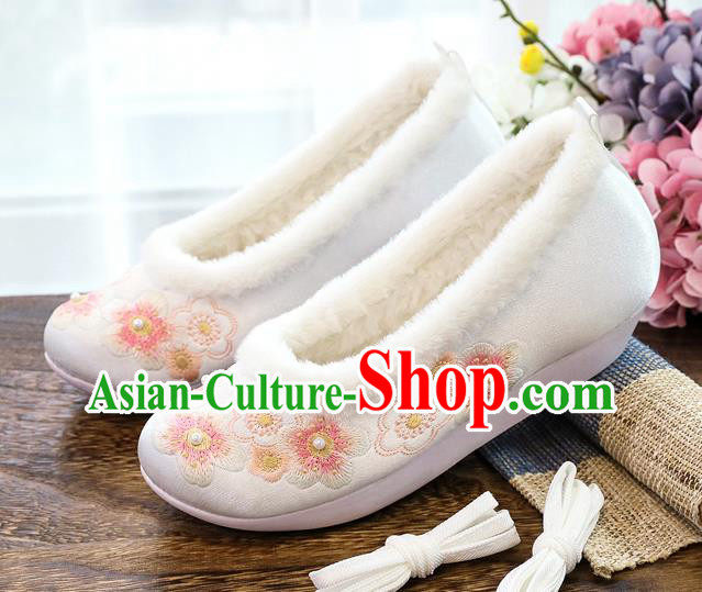 China Handmade Ming Dynasty Winter White Shoes National Embroidered Plum Blossom Shoes Traditional Pearls Shoes