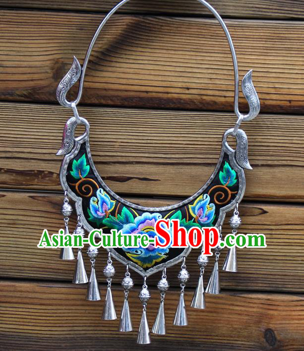 China Traditional Yi Minority Folk Dance Silver Necklace Handmade Ethnic Embroidered Blue Peony Necklet Accessories