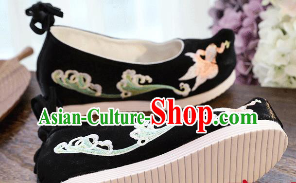 China Handmade Black Cloth Shoes Traditional National Woman Shoes Embroidered Goldfish Shoes
