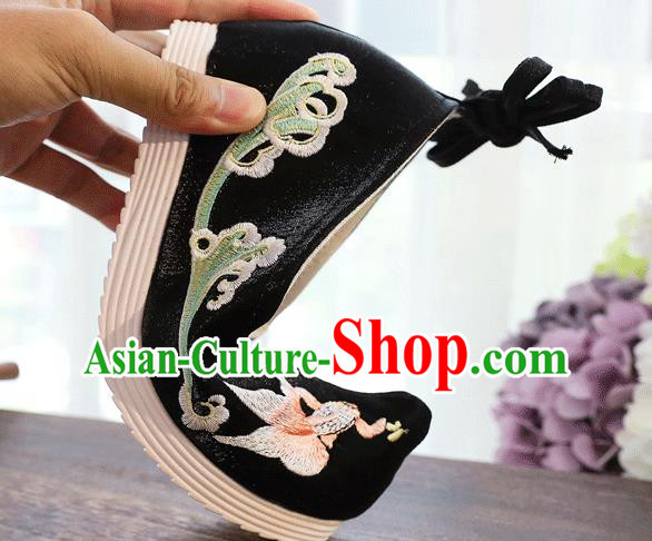 China Handmade Black Cloth Shoes Traditional National Woman Shoes Embroidered Goldfish Shoes