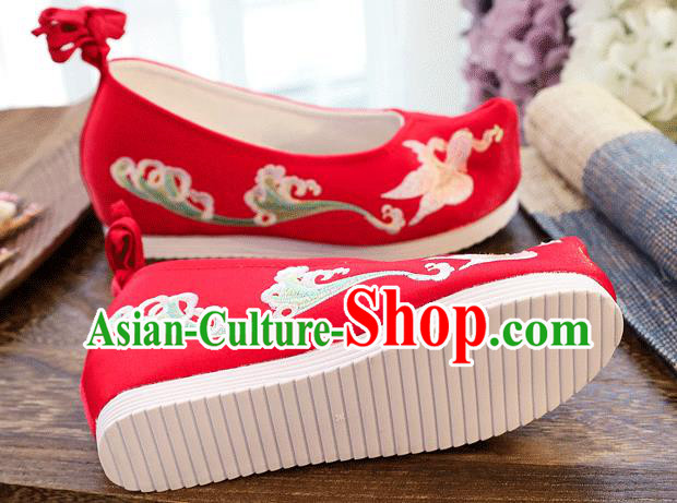 China Embroidered Goldfish Shoes Handmade Wedding Red Cloth Shoes Traditional National Woman Shoes