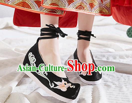China Handmade Black Cloth Shoes Traditional National Woman Shoes Embroidered Goldfish Shoes