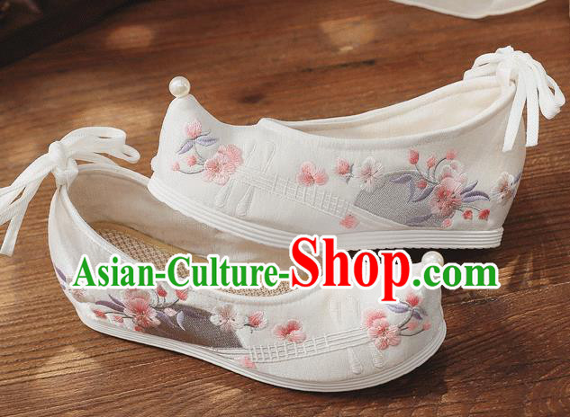China Embroidered Lute Shoes Handmade White Cloth Bow Shoes Folk Dance Shoes