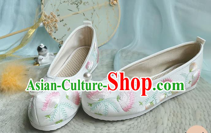 China Classical White Embroidered Shoes Traditional Ming Dynasty Palace Lady Shoes Ancient Hanfu Shoes
