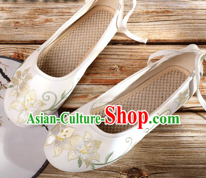 China Embroidery Lily Flowers Shoes National Woman Dance Shoes Traditional Beijing Cloth Shoes