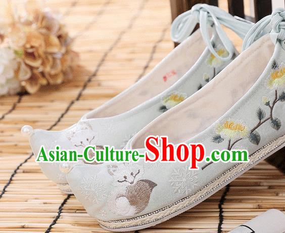 China Traditional Fan Dance Shoes Embroidered Fox Shoes Handmade National Light Blue Cloth Shoes
