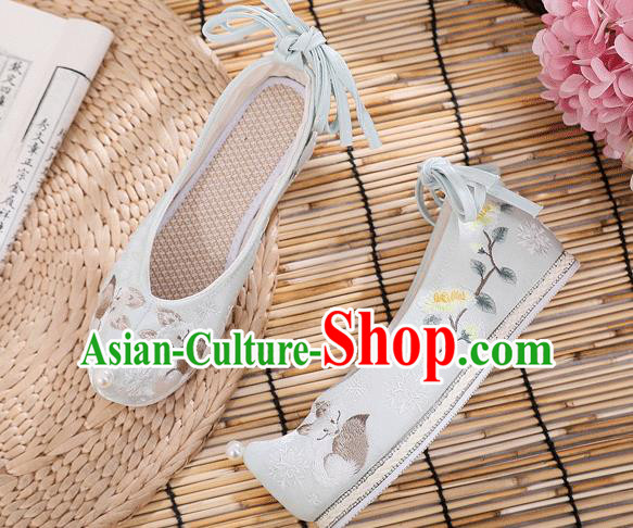 China Traditional Fan Dance Shoes Embroidered Fox Shoes Handmade National Light Blue Cloth Shoes