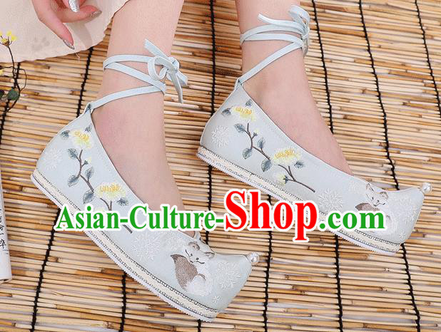 China Traditional Fan Dance Shoes Embroidered Fox Shoes Handmade National Light Blue Cloth Shoes