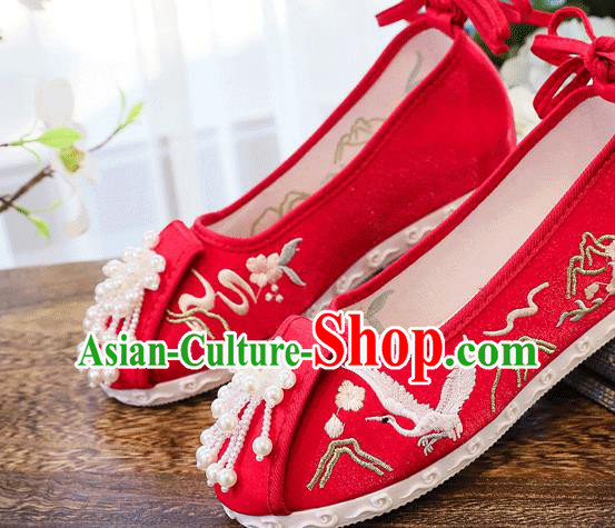 China Handmade Folk Dance Red Cloth Shoes Traditional Pearls Tassel Shoes Wedding Embroidered Crane Shoes