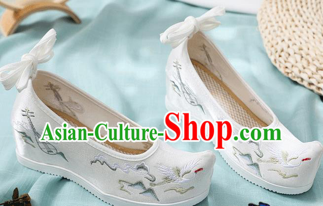 China Traditional Hanfu White Cloth Shoes Handmade Wedge Shoes Embroidered Cloud Crane Shoes