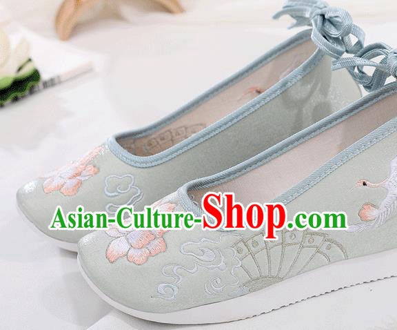 China Ancient Princess Light Green Cloth Shoes Traditional Ming Dynasty Embroidered Shoes