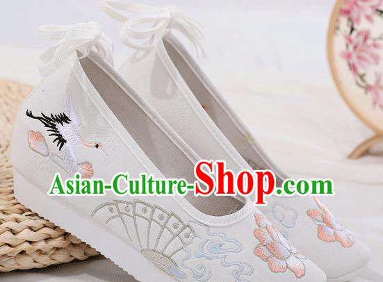 China Traditional Ming Dynasty Embroidered Shoes Ancient Princess White Cloth Shoes
