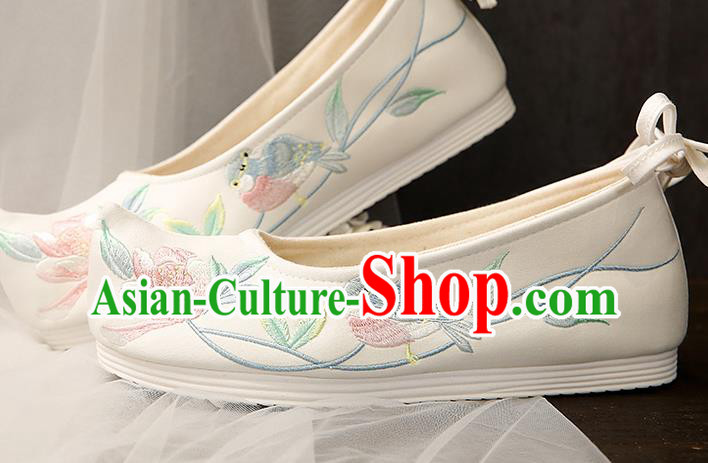 China Embroidery Flower Bird Beige Cloth Shoes Traditional Ming Dynasty Princess Shoes Ancient Hanfu Shoes
