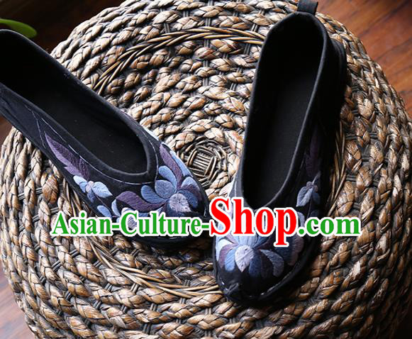Chinese Yunnan Ethnic Woman Shoes Hand Embroidered Black Cloth Shoes Traditional Folk Dance Shoes