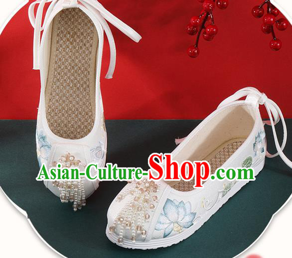 Chinese Classical Dance White Cloth Shoes National Embroidered Lotus Shoes Traditional Beads Tassel Shoes