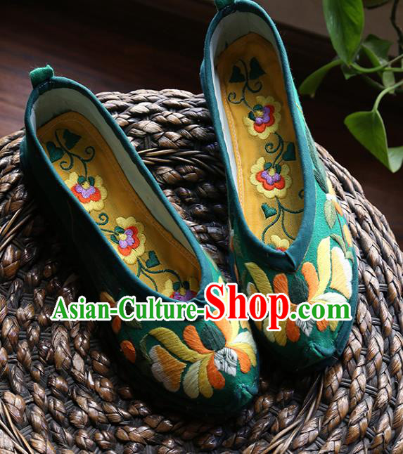 Chinese Traditional Folk Dance Shoes Yunnan Ethnic Woman Shoes Hand Embroidered Green Cloth Shoes