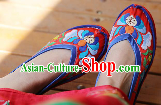 Chinese Yunnan Ethnic Dance Shoes Hand Embroidered Red Satin Shoes Traditional Wedding Shoes