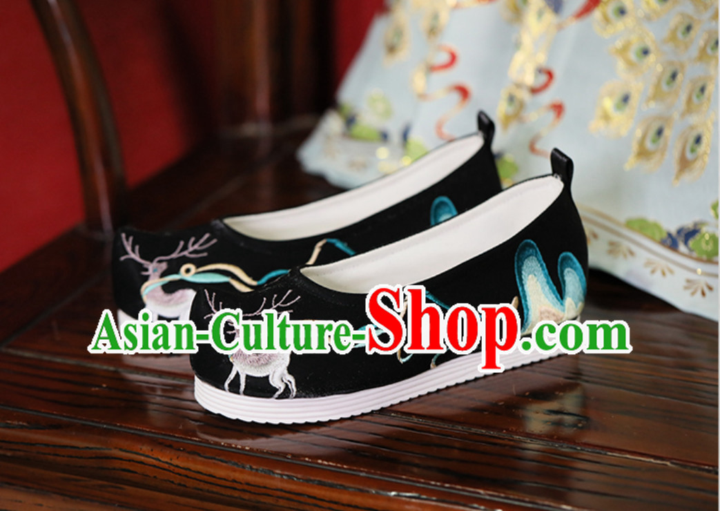 Chinese Traditional Handmade Embroidered Mountain and Deer Shoes