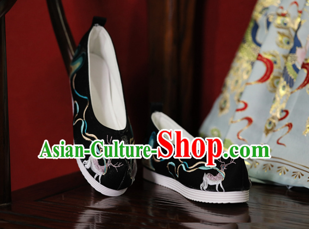 Chinese Traditional Handmade Embroidered Mountain and Deer Shoes