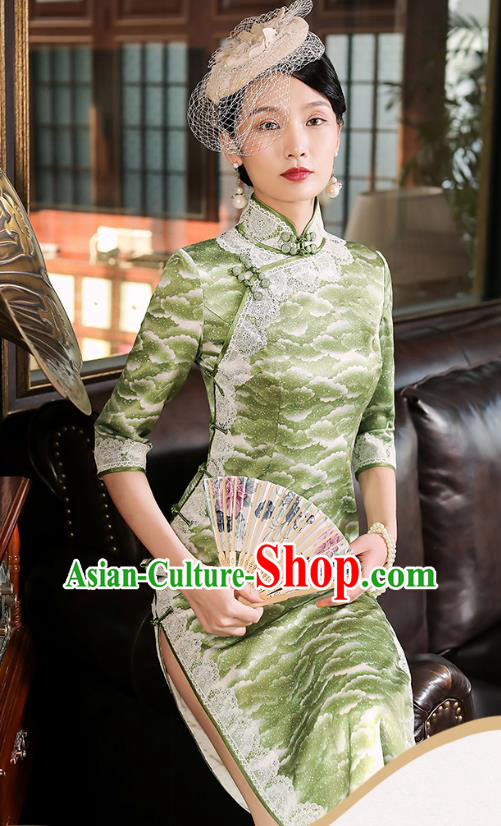 China Classical Shanghai Young Beauty Slant Opening Cheongsam Traditional Minguo Light Green Silk Qipao Dress