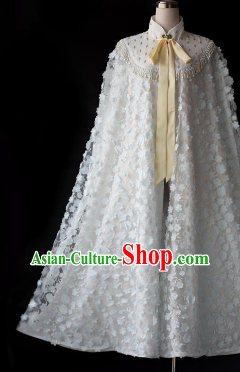 China Ancient Young Beauty White Cloak Traditional Ming Dynasty Noble Lady Cape Clothing