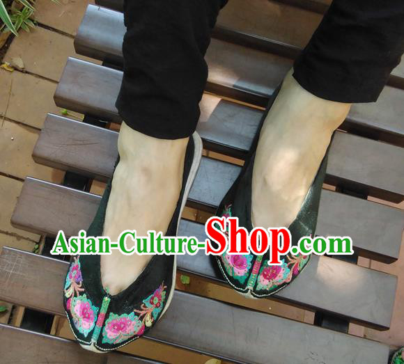 Chinese National Black Satin Shoes Traditional Yi Nationality Folk Dance Shoes Yunnan Ethnic Embroidered Shoes