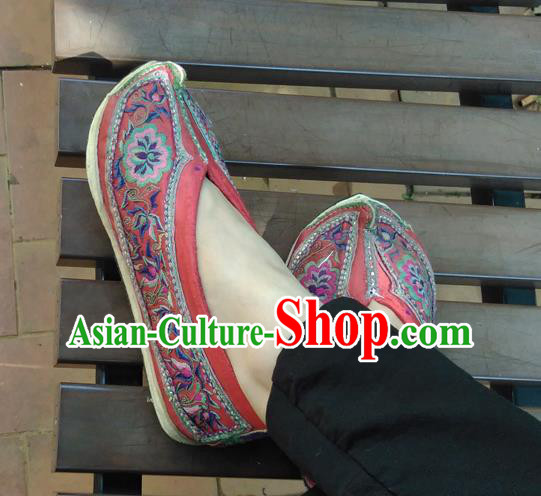 Chinese Traditional Yi Nationality Wedding Shoes Yunnan Ethnic Embroidered Shoes National Red Cloth Shoes