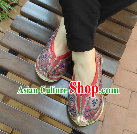 Chinese Traditional Yi Nationality Wedding Shoes Yunnan Ethnic Embroidered Shoes National Red Cloth Shoes