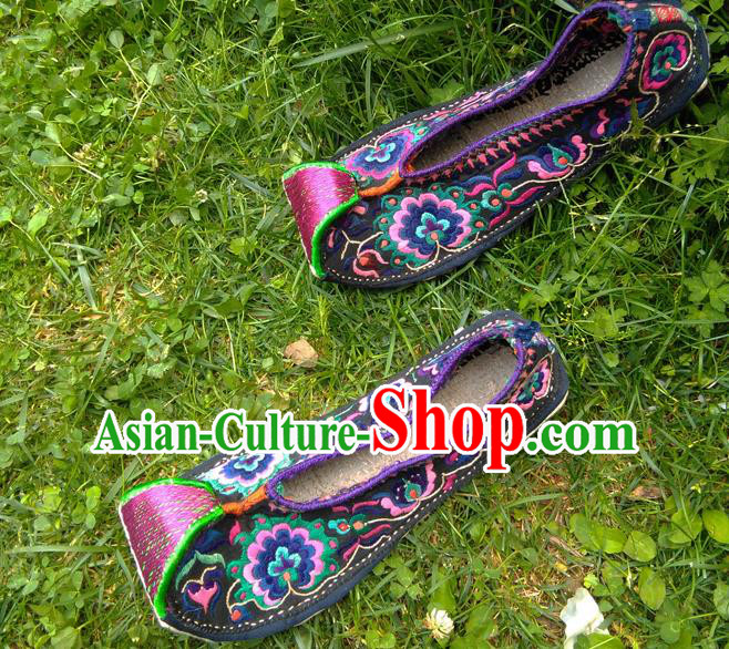 Chinese Handmade Embroidered Shoes Traditional Yi Nationality Shoes Yunnan Ethnic Shoes National Dance Shoes