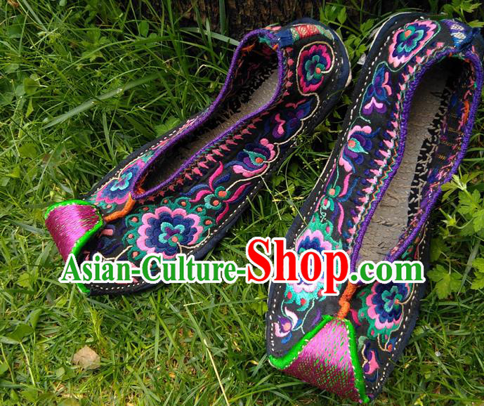 Chinese Handmade Embroidered Shoes Traditional Yi Nationality Shoes Yunnan Ethnic Shoes National Dance Shoes