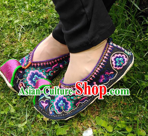Chinese Handmade Embroidered Shoes Traditional Yi Nationality Shoes Yunnan Ethnic Shoes National Dance Shoes
